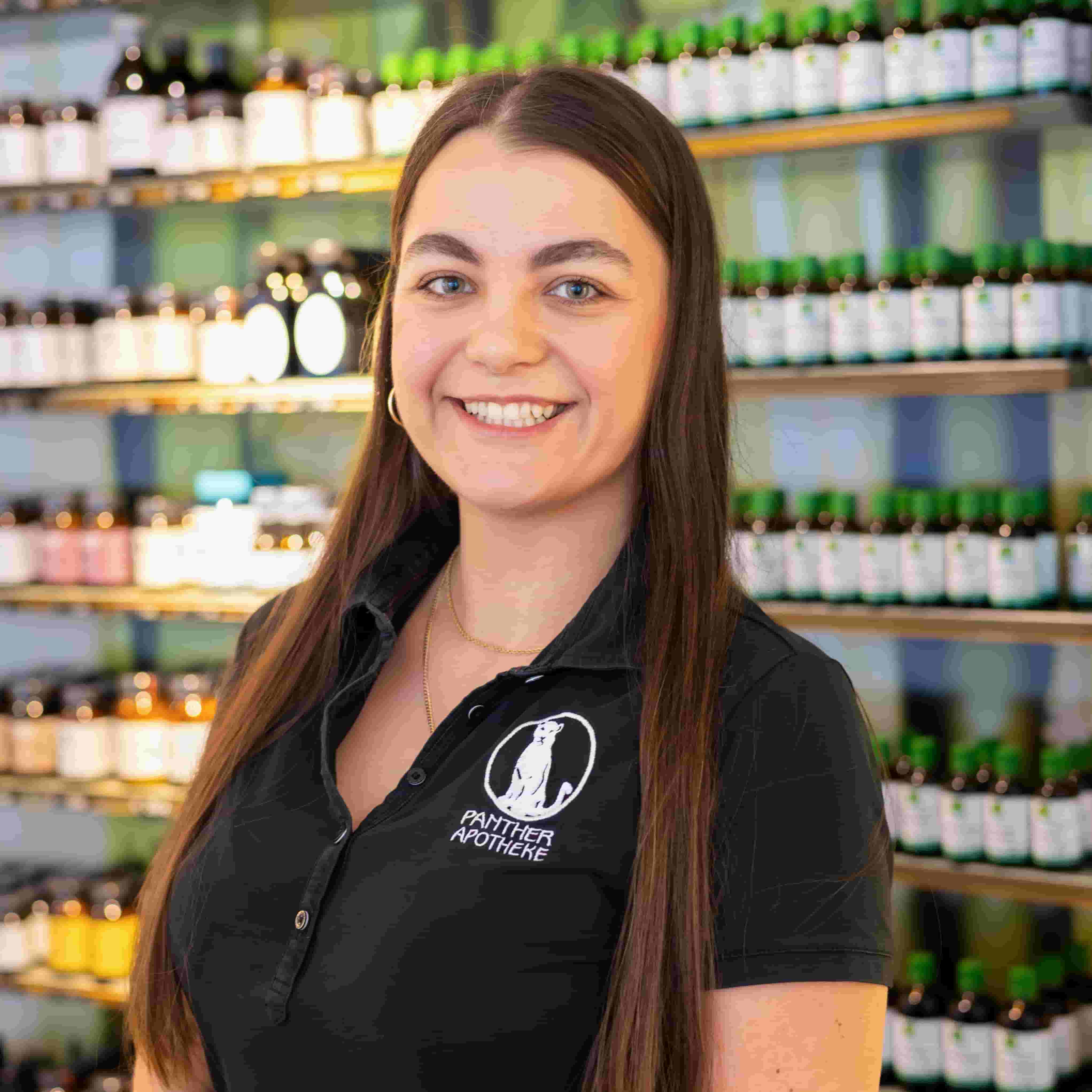 Porträt von Nikolett Szigetvari, stehend vor einem Produktregal.